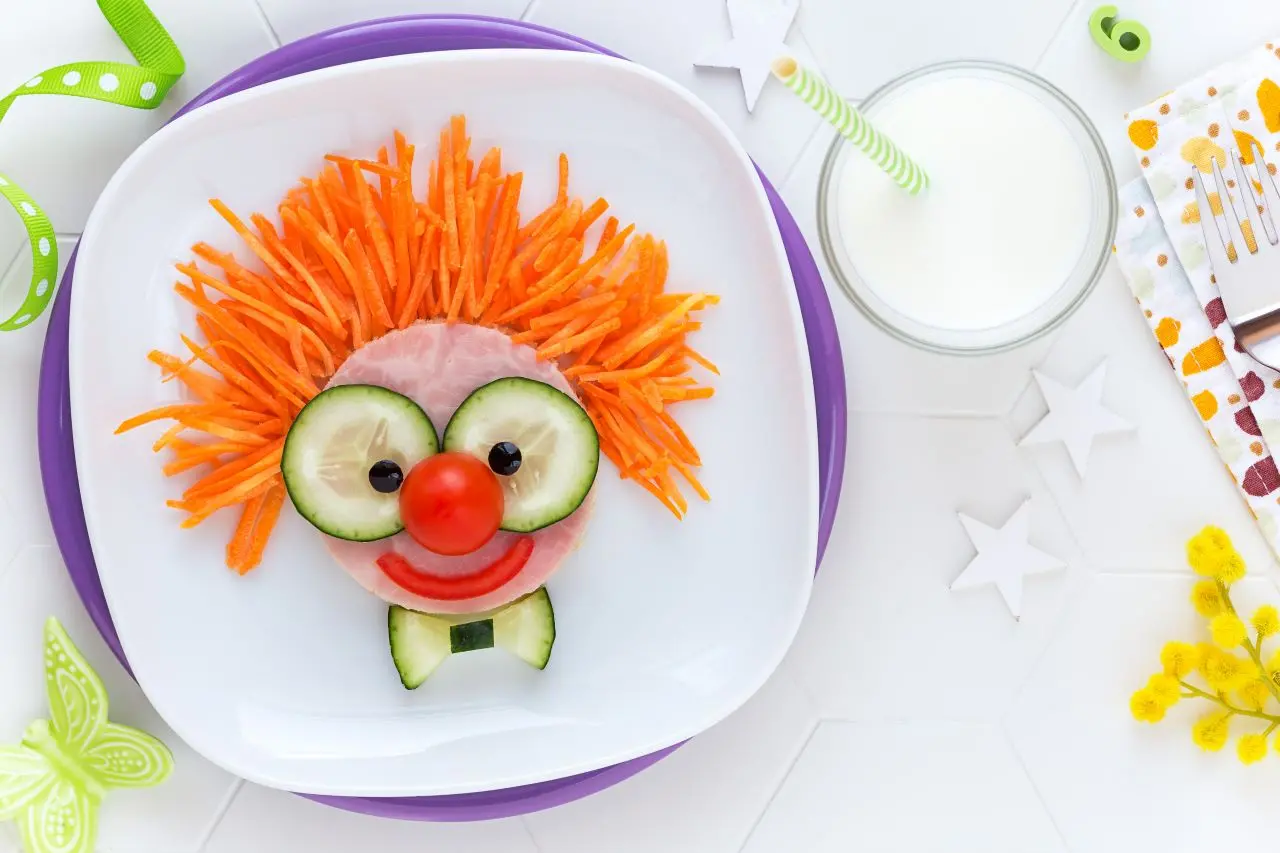prato de comida com verduras em formato de palhaço
