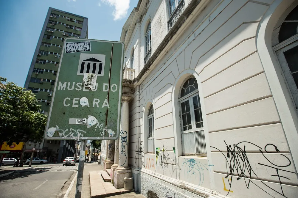 Inexiste sinal de obras no edifício, muito menos placa anunciando trabalhos