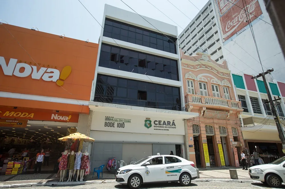 Entroncado entre uma loja e um prédio histórico, está o Anexo Bode Ioiô, onde atualmente estão resguardadas todas as peças e a parte administrativa do Museu do Ceará