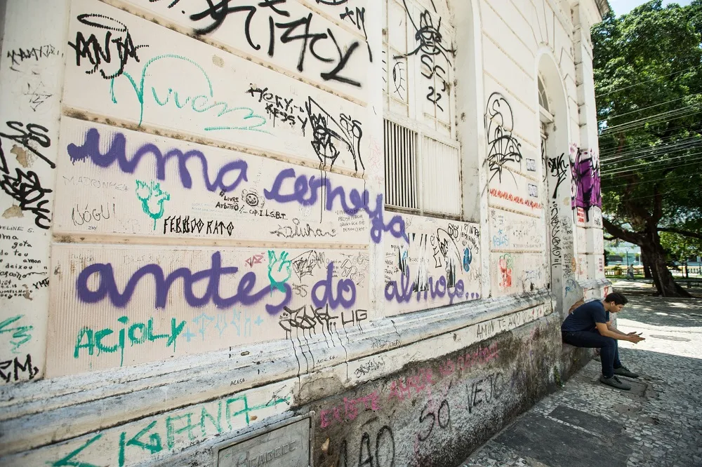 A situação das paredes externas do museu está precária, com pixos, janelas quebradas e portas comprometidas