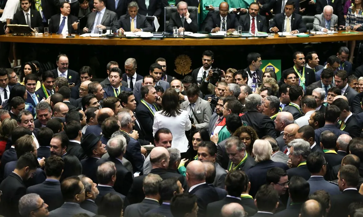 Processo de impedimento de Dilma foi dividido em duas votações.