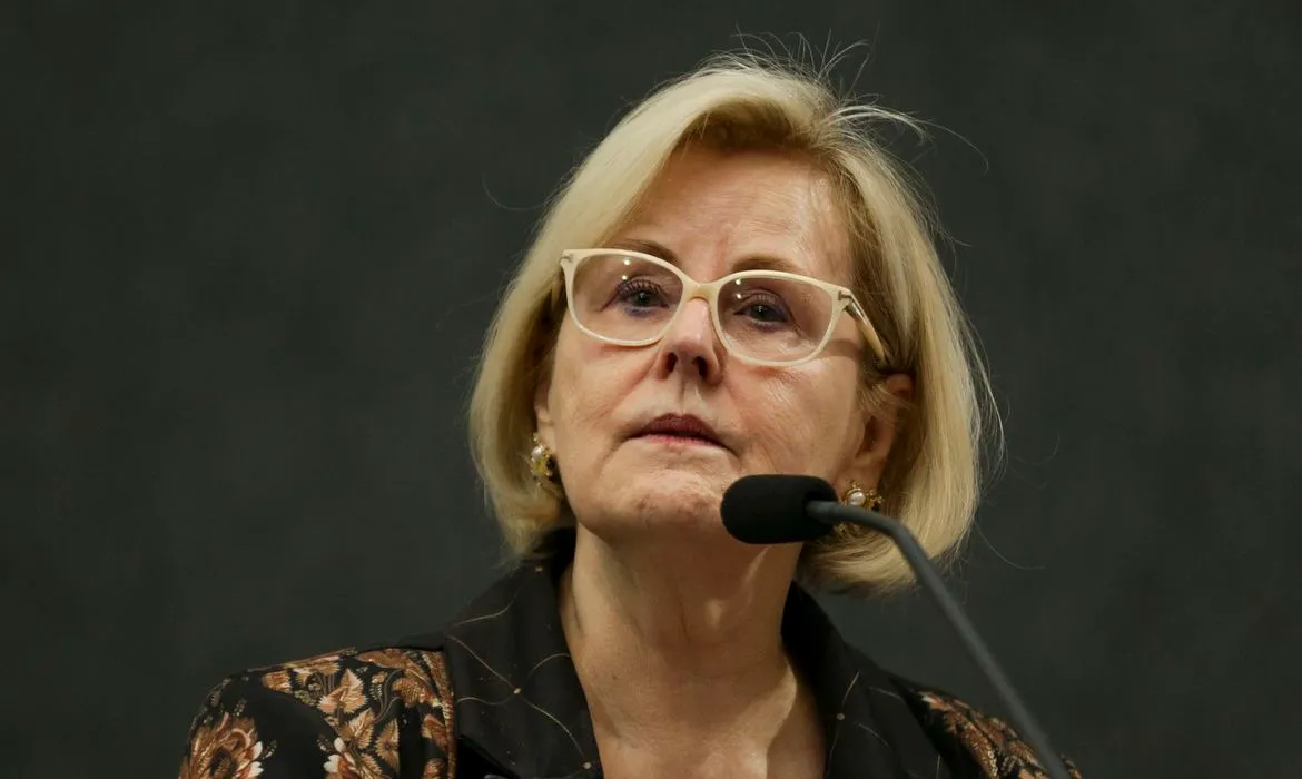 Relatora da ação e prestes a se aposentar, Rosa Weber foi a primeira a registrar voto.