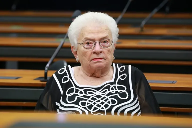 Erundina foi a primeira a propor o passe livre no Brasil, na década de 1990, e tem uma PEC que prevê a criação de um sistema único de mobilidade.