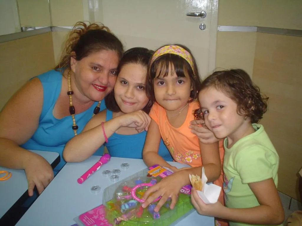 As primas com a mãe de Beatriz, Fabíola (in memoriam): reunião de boas lembranças