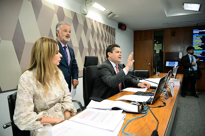Debate se alongou por quase quatro horas na CCJ