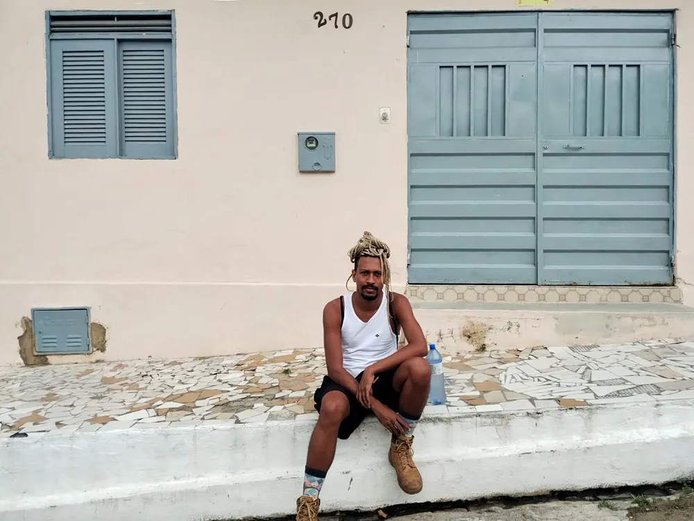 Autodidata na atuação em cultura, Negro Sousa é natural de Granja (CE) e integrante da 11ª edição do Laboratório de Artes Visuais do Porto Iracema das Artes