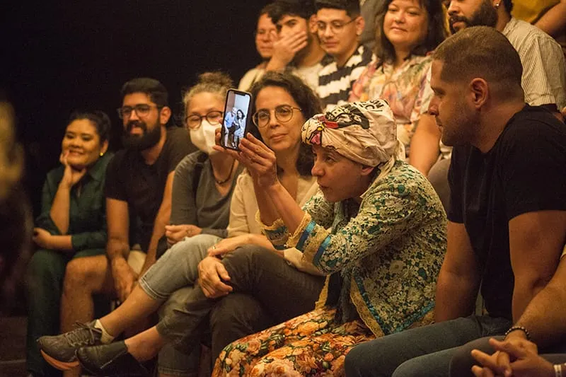 Ao centro, a atriz Tatiana Amorim relata ter passado cinco dias sem reagir a nada devido à exaustão