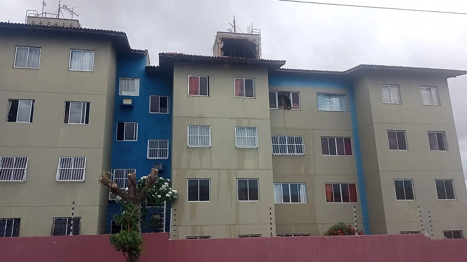 Fachada de condomínio residencial onde ocorreu o desabamento da caixa d'água