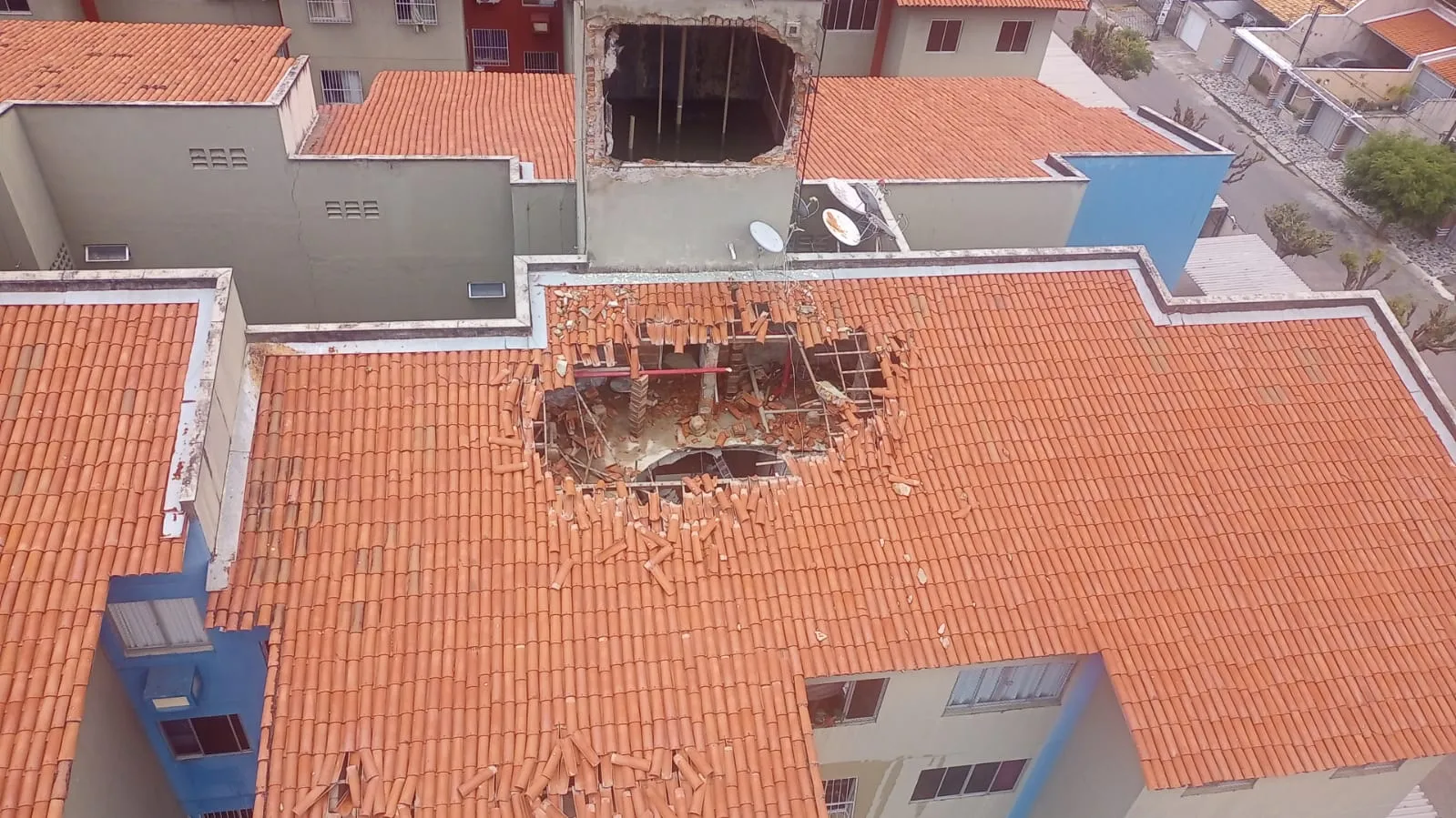 Imagens mostram danos à estrutura do edifício