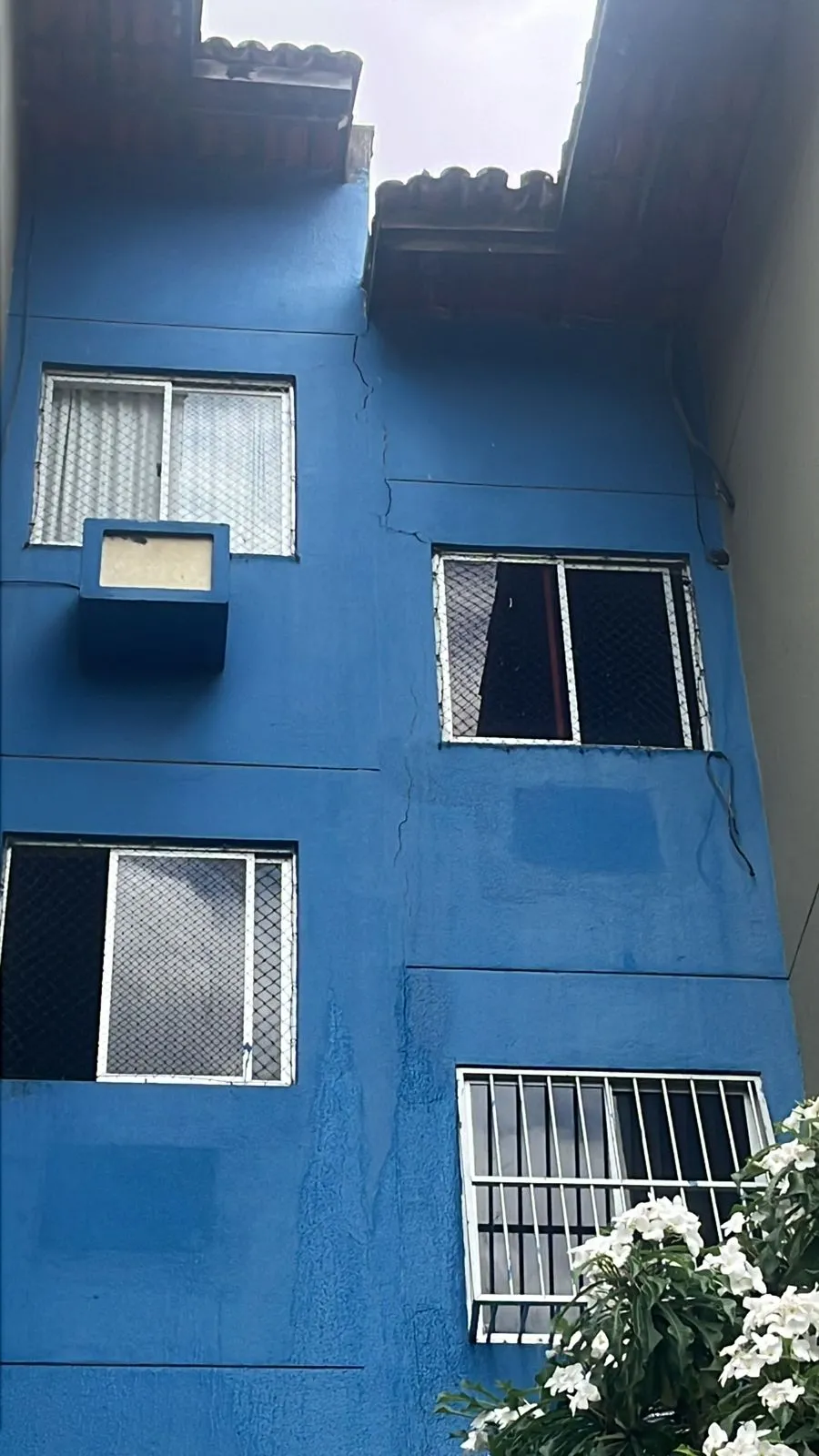 Moradores relatam rachaduras e danos na estrutura do prédio