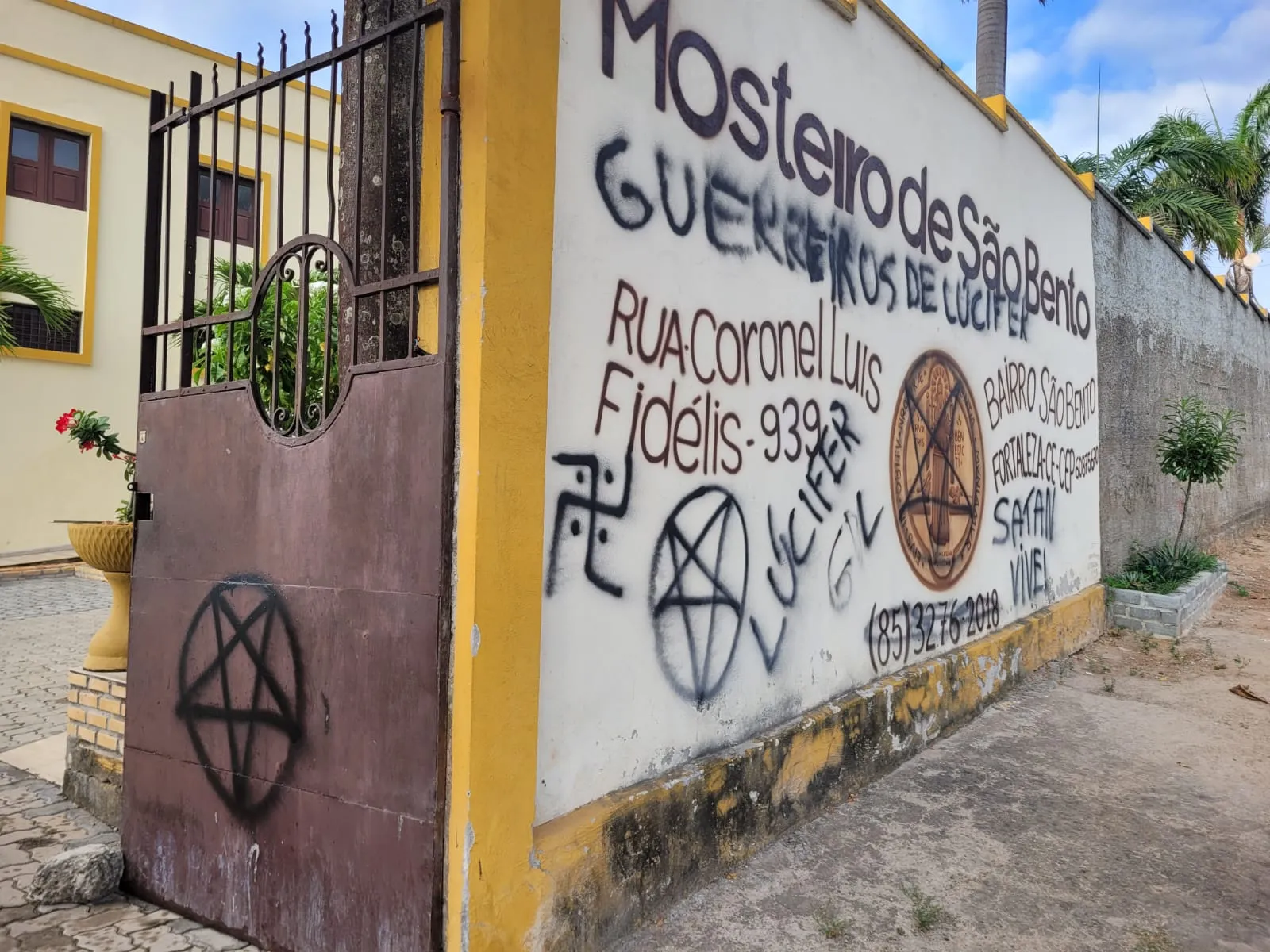 Uma suástica nazista também foi pichada no muro do Mosteiro São Bento