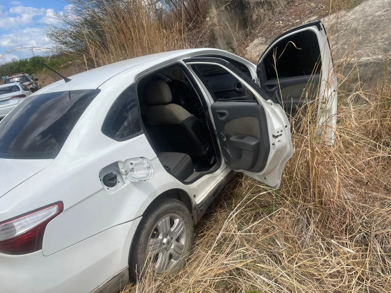 Suspeitos abandonaram carro sedã e fugiram a pé