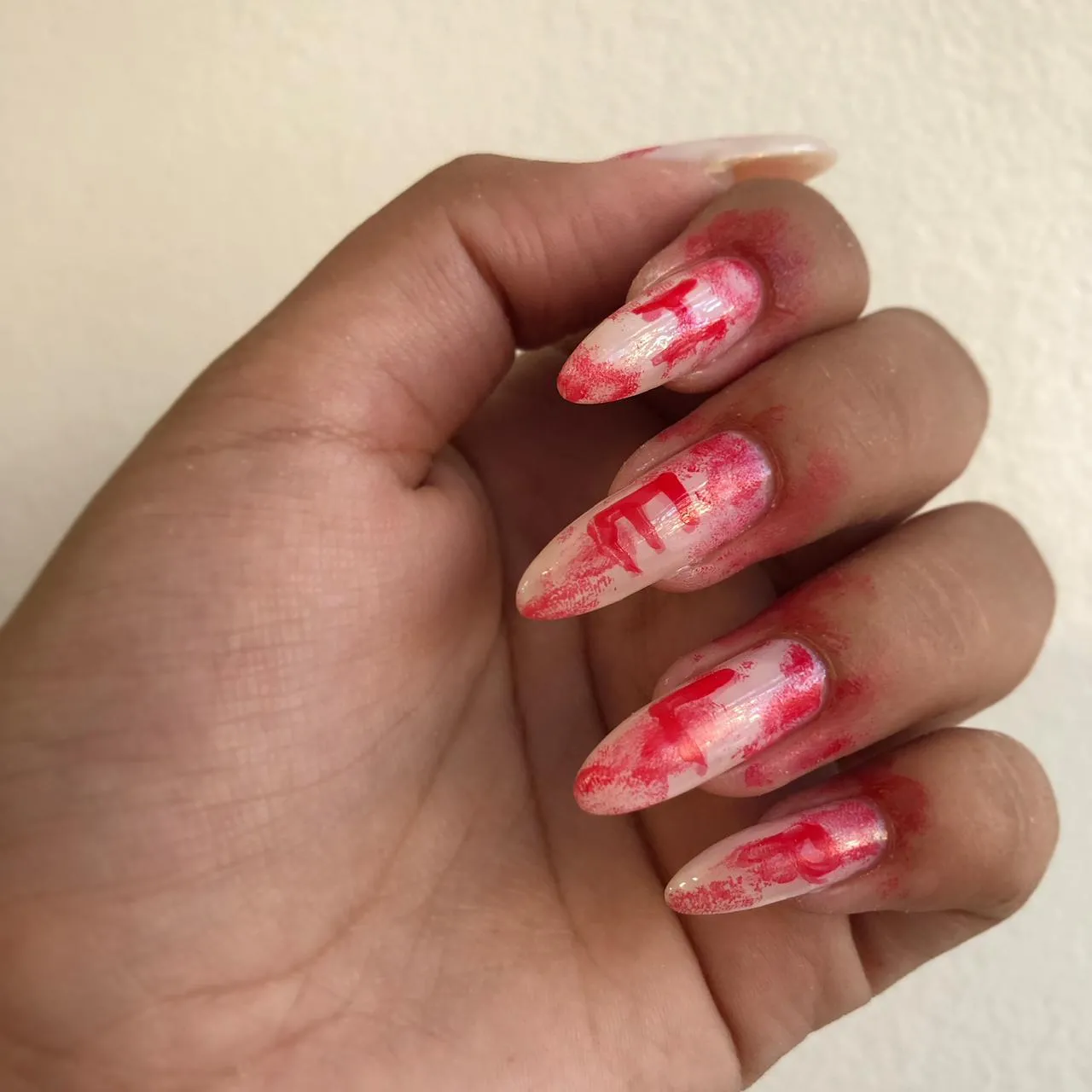 Para fazer a unha digital, tenha em mãos um esmalte vermelho