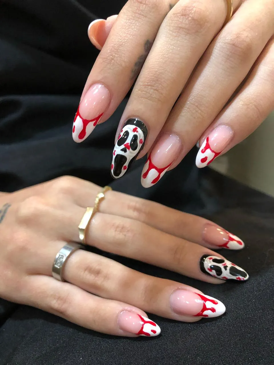 Para unhas de fantasma práticas e rápidas, bastar ter esmaltes nas cores preta e branca