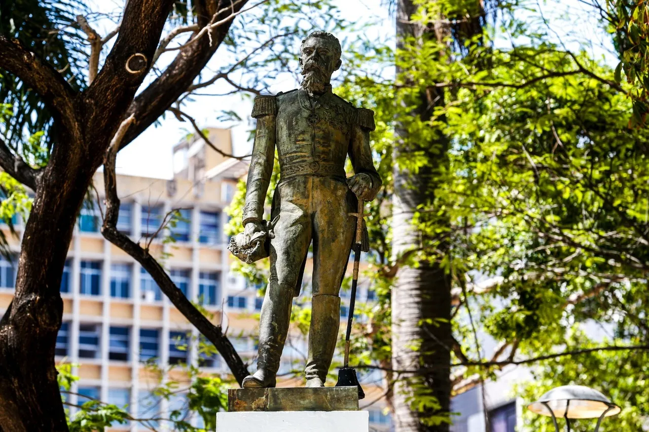 Monumento com restos mortais do cearenses da cidade de Viçosa do Ceará, general Antônio Tibúrcio Ferreira de Sousa