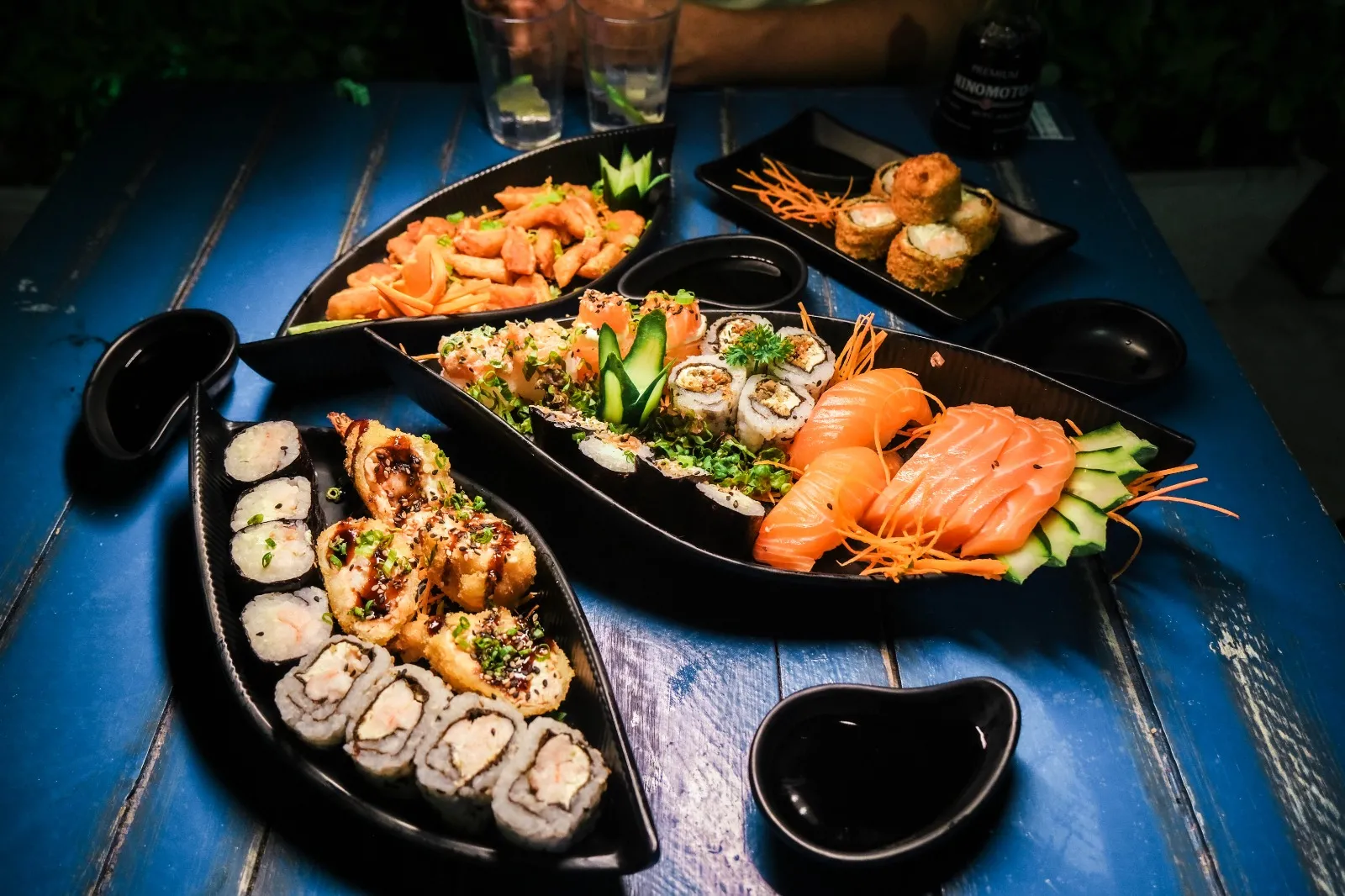Temakis, rolinhos primavera, ceviche de salmão, niguiris, hossomakis, sashimis, entre outros, podem ser encontrados no Kazui