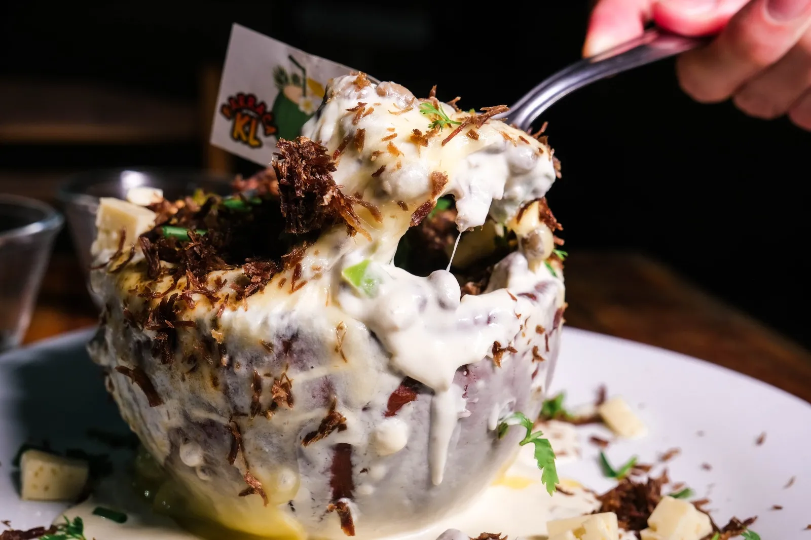 Juntos, creme de leite, requeijão, carne de sol, queijo coalho, feijão verde e verduras provocam um exagero visual e no paladar