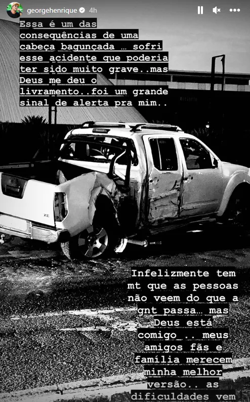 Cantor postou estado de carro após acidente