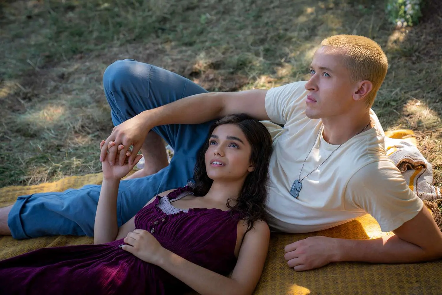 Tom Blyth e Rachel Zegler em Jogos Vorazes