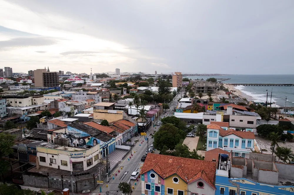Um trecho da Praia de Iracema e, bem ao centro, a Rua dos Tabajaras: endereço em constante transformação