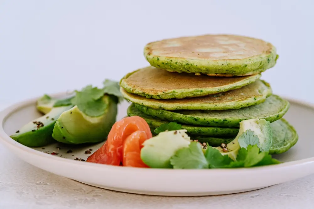 Panquecas de espinafre com abacate e salmão