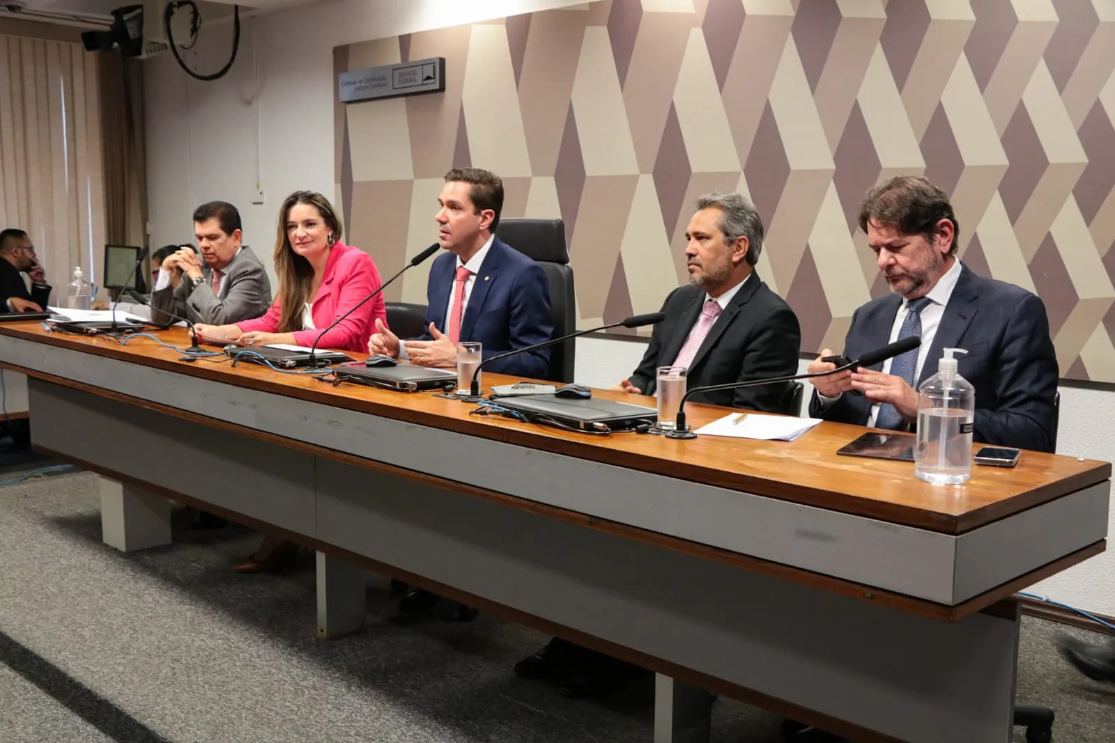 Implementação da rede estadual de oncologia foi o assunto que norteou o encontro de Elmano com congressistas.