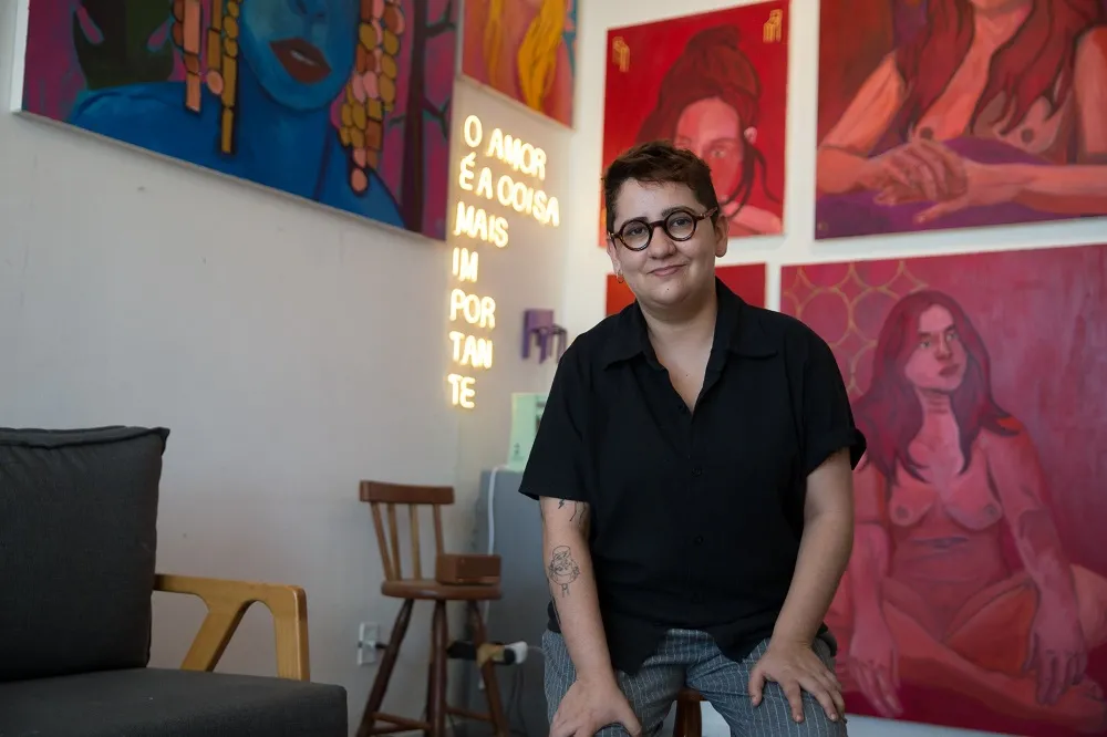 O ambiente do ateliê de Azhuli, bastante acolhedor, produziu peças que participaram de exposições em Brasília e da mostra Unifor Plástica
