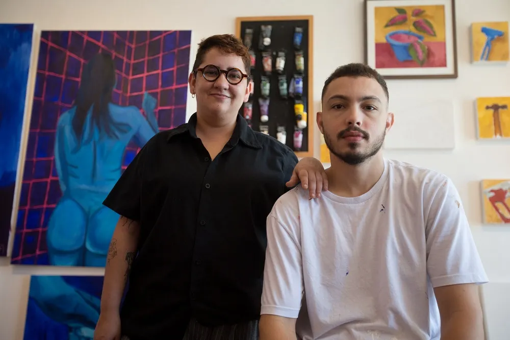 Os amigos e sócios, Azuhli e Ramon Alexandre: parceria de ateliê