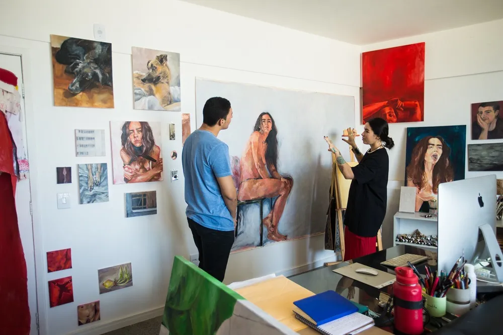 Durante a visita ao ateliê, Alice gosta de partilhar sobre o que mais lhe atravessa na composição artística