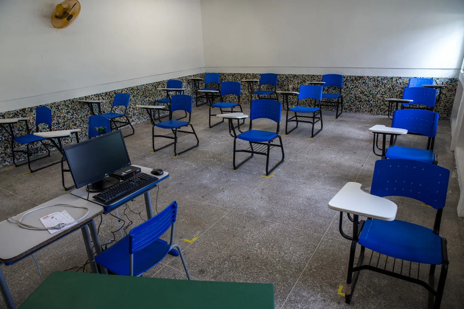 No Ceará, em inúmeras escolas, por exemplo, o único artifício contra o calor é a utilização desses equipamentos.