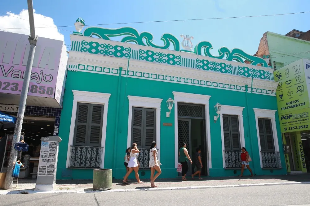 Fachada da Casa de Juvenal Galeno, no Centro de Fortaleza, ao lado do Theatro José de Alencar