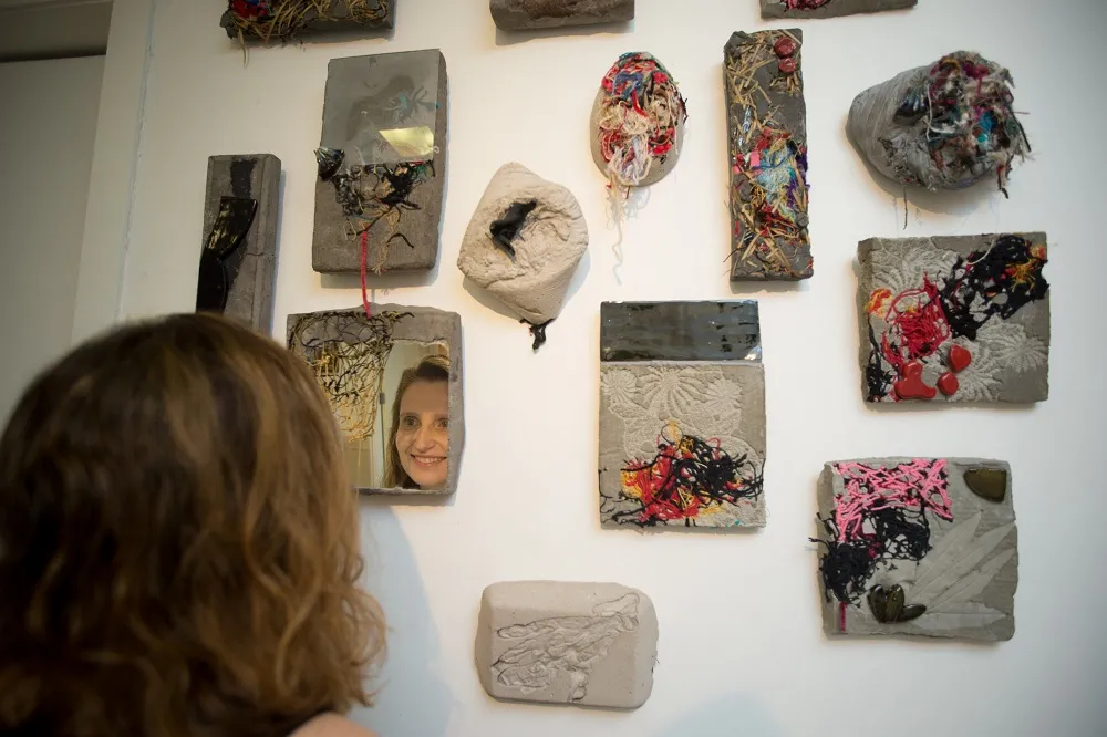 Andréa recebe, no ateliê, outros artistas e entusiastas da arte, compartilhando experiências, técnicas e inspirações