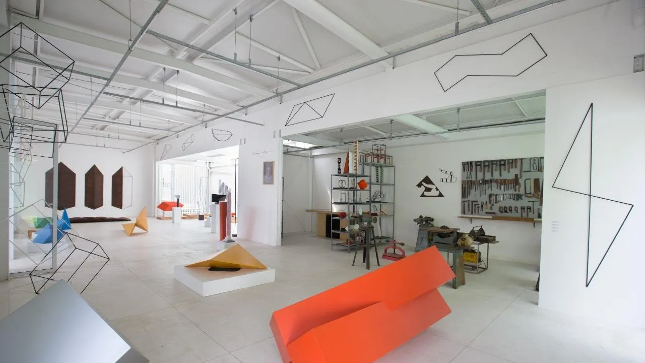 Um generoso pavilhão no Instituto Sérvulo Esmeraldo dimensiona a produtividade do artista
