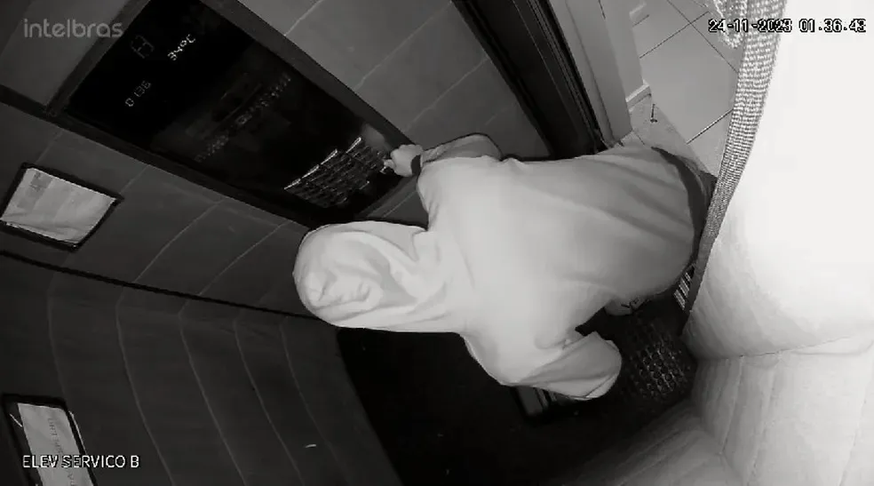 Suspeito foi flagrado usando o elevador de serviço na madrugada do crime.