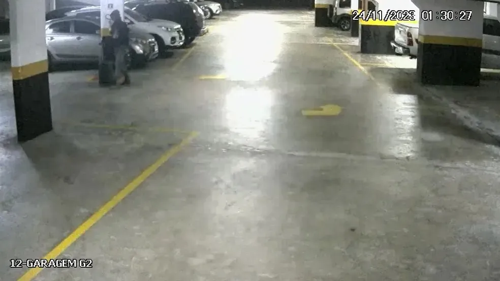 Homem, que teria matado o dentista, foi visto caminhando pelo estacionamento do edifício de luxo.