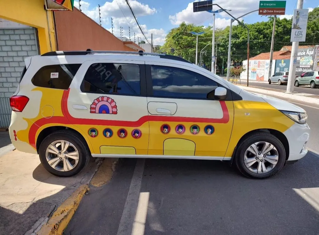 Detalhe lateral do carro da família de Célida Juliana: um submarino amarelo de quatro rodas reluzindo pelas estradas
