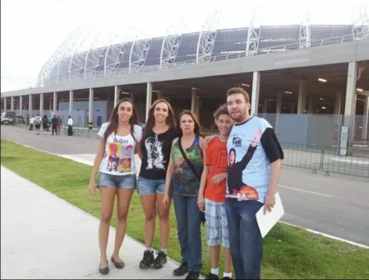 Dalya Moura com a família no show do Paul McCartney na Arena Castelão em 2013