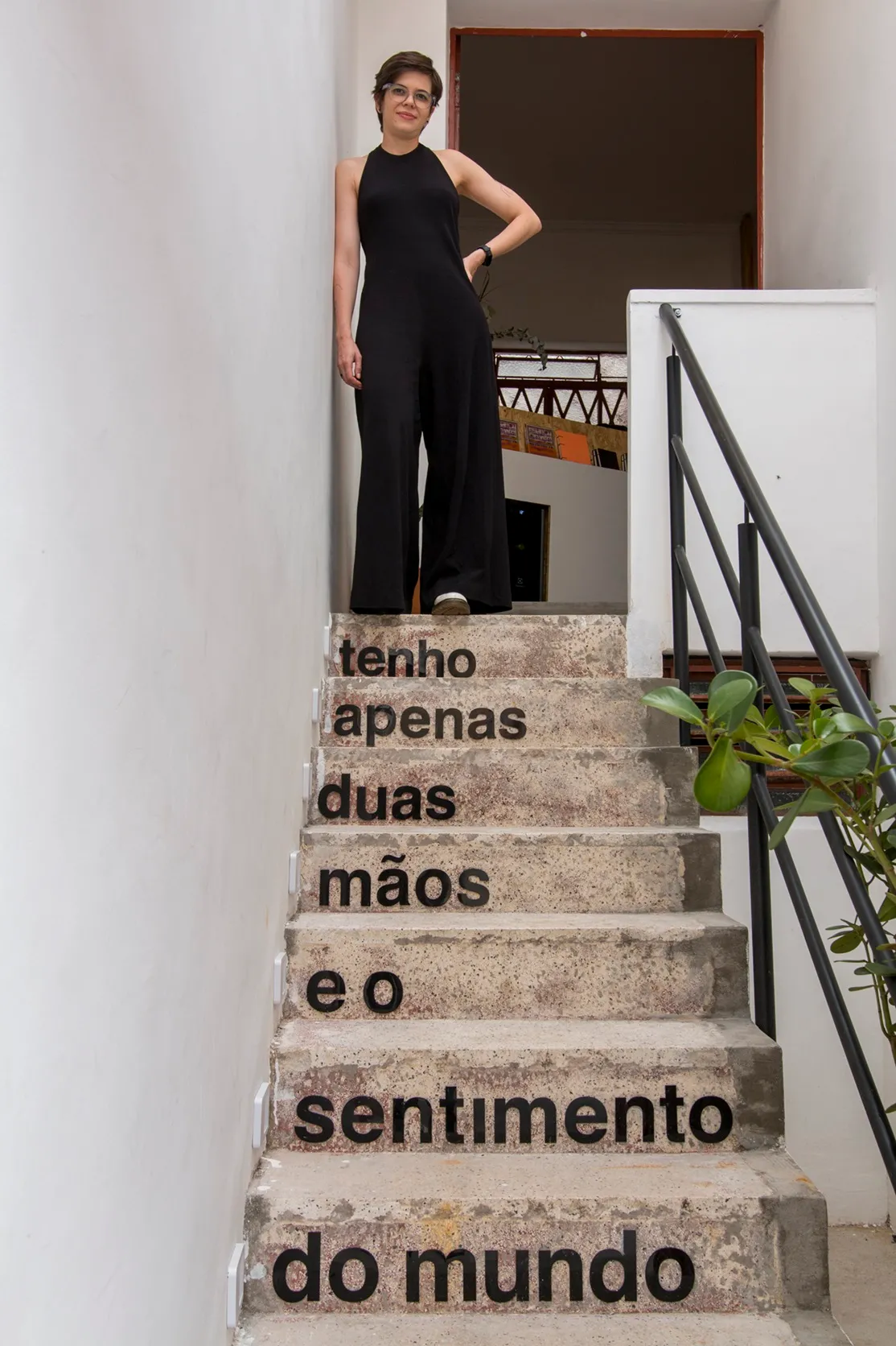 O nome da livraria é uma alusão ao poema de Carlos Drummond de Andrade