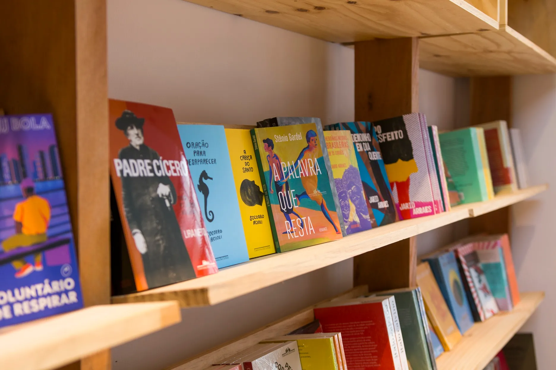 Entre as obas disponíveis na Sentimento do Mundo estão livros de cearenses como Jarid Arraes, Lira Neto, Socorro Acioli, Xico Sá