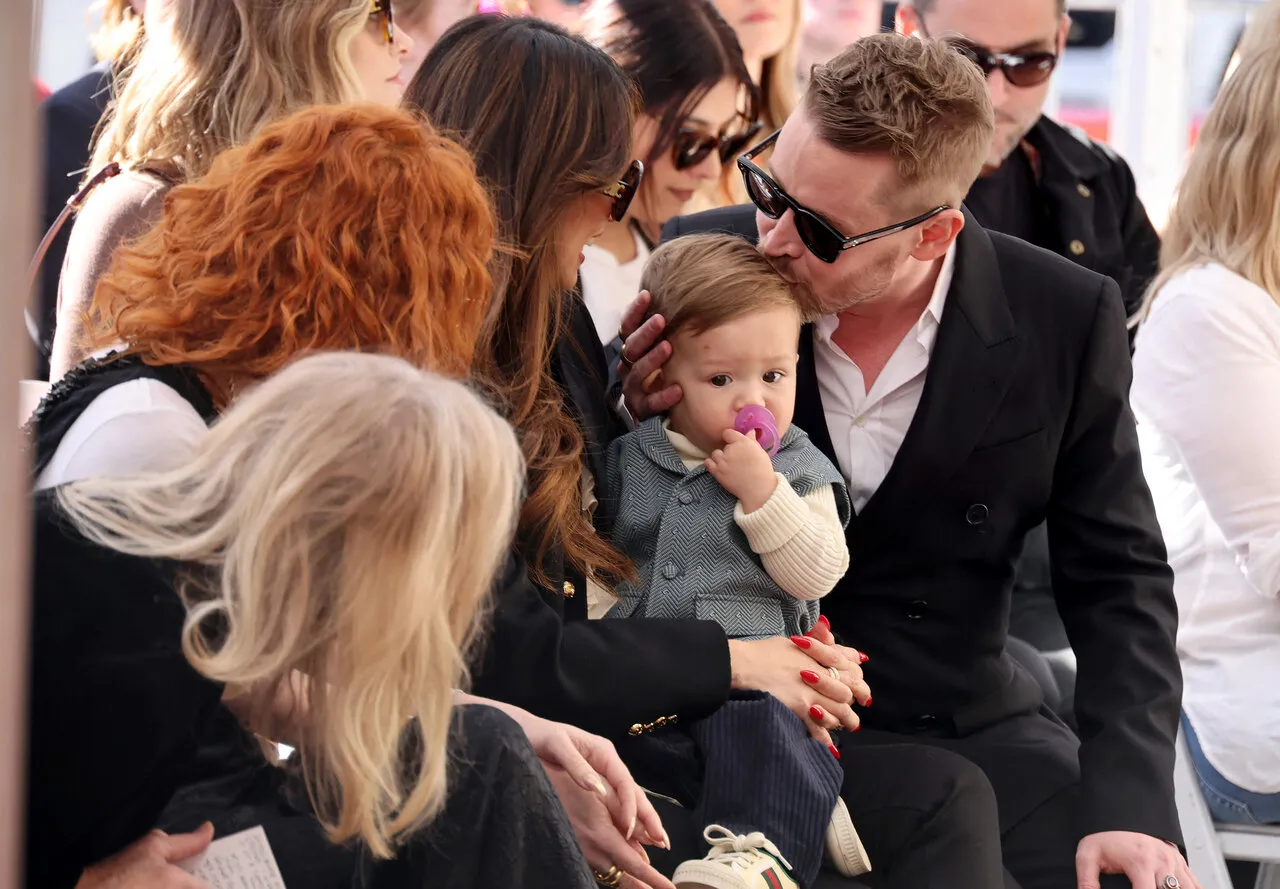 Catherine O'hara, Macaulay Culkin, Brenda Song e o filho mais novo do casal, Carson