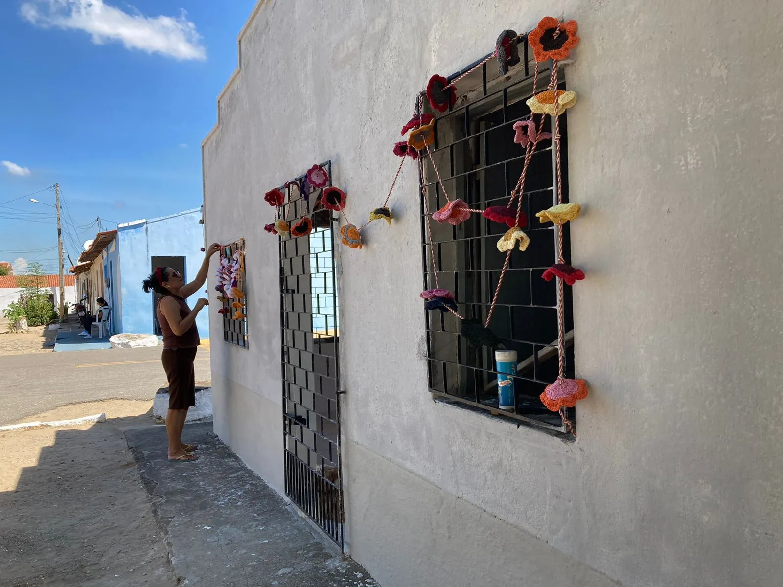 Cerca de 25 mulheres se articulam para decorar todo o distrito, da praça central às casas