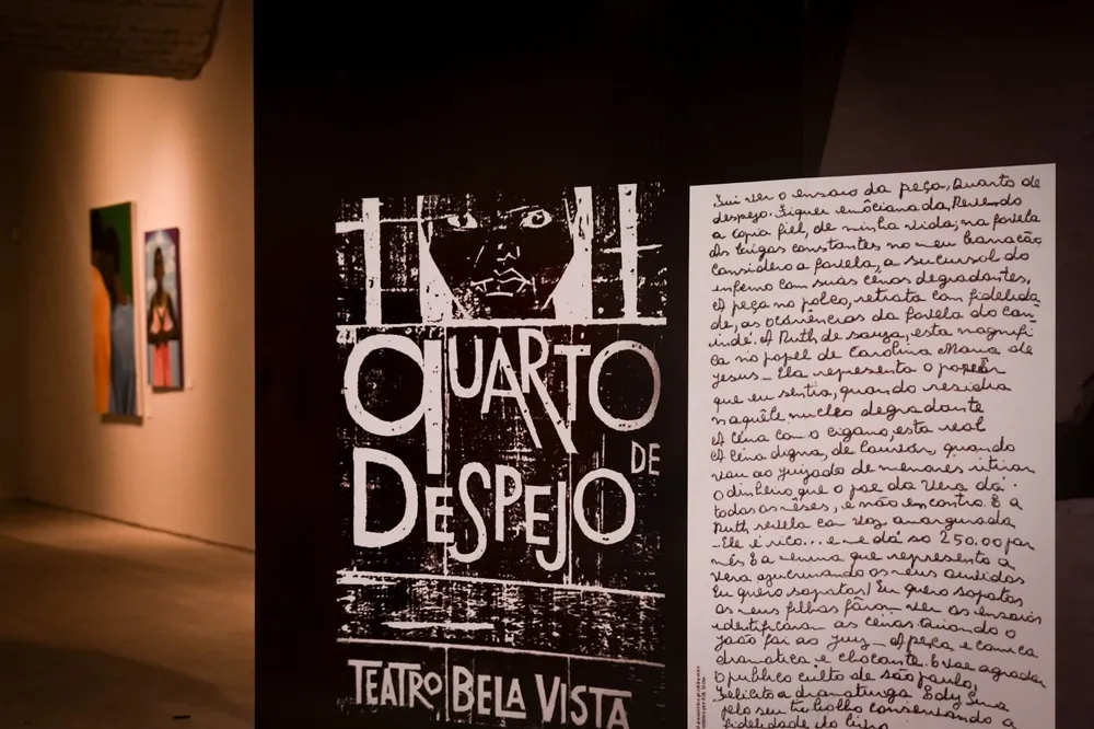 Manuscritos e datiloscritos da escritora aparecem ao longo de toda a mostra
