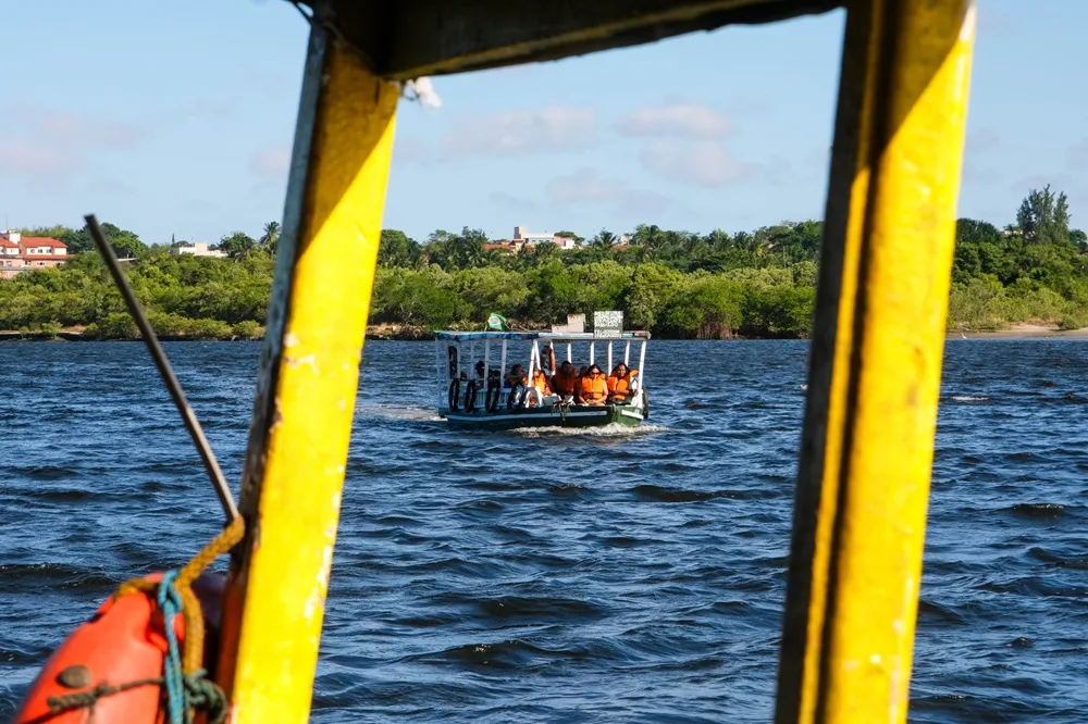 A navegação pelo rio Ceará dura cerca de 80 minutos, tempo suficiente para sentir o vento em saber mais sobre o território