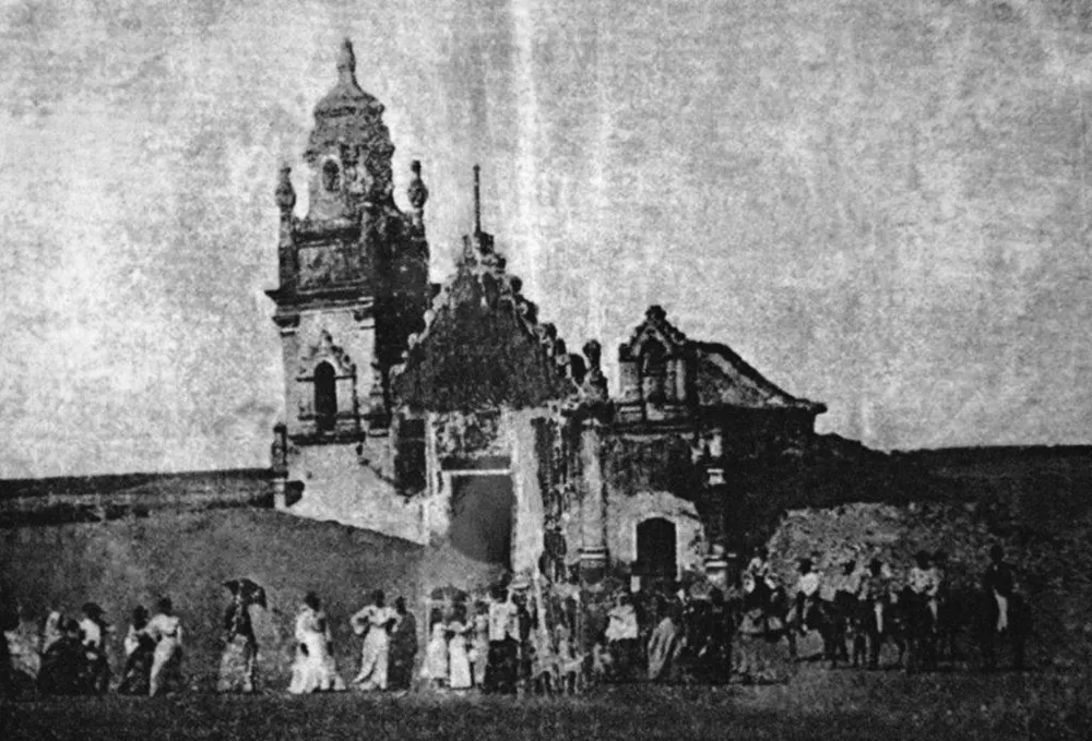 A Igreja de Nossa Senhora da Conceição, em Almofala (CE): soterrada por areia e ressurgida após quase cinco décadas