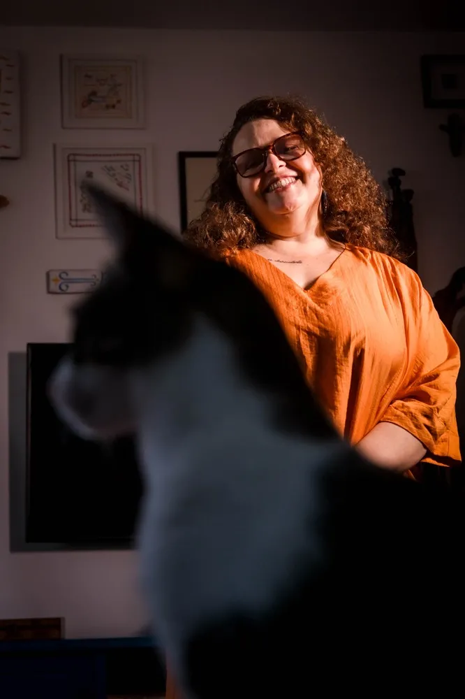 Miguilim, um dos gatos de Socorro, foi onipresente durante conversa com a escritora