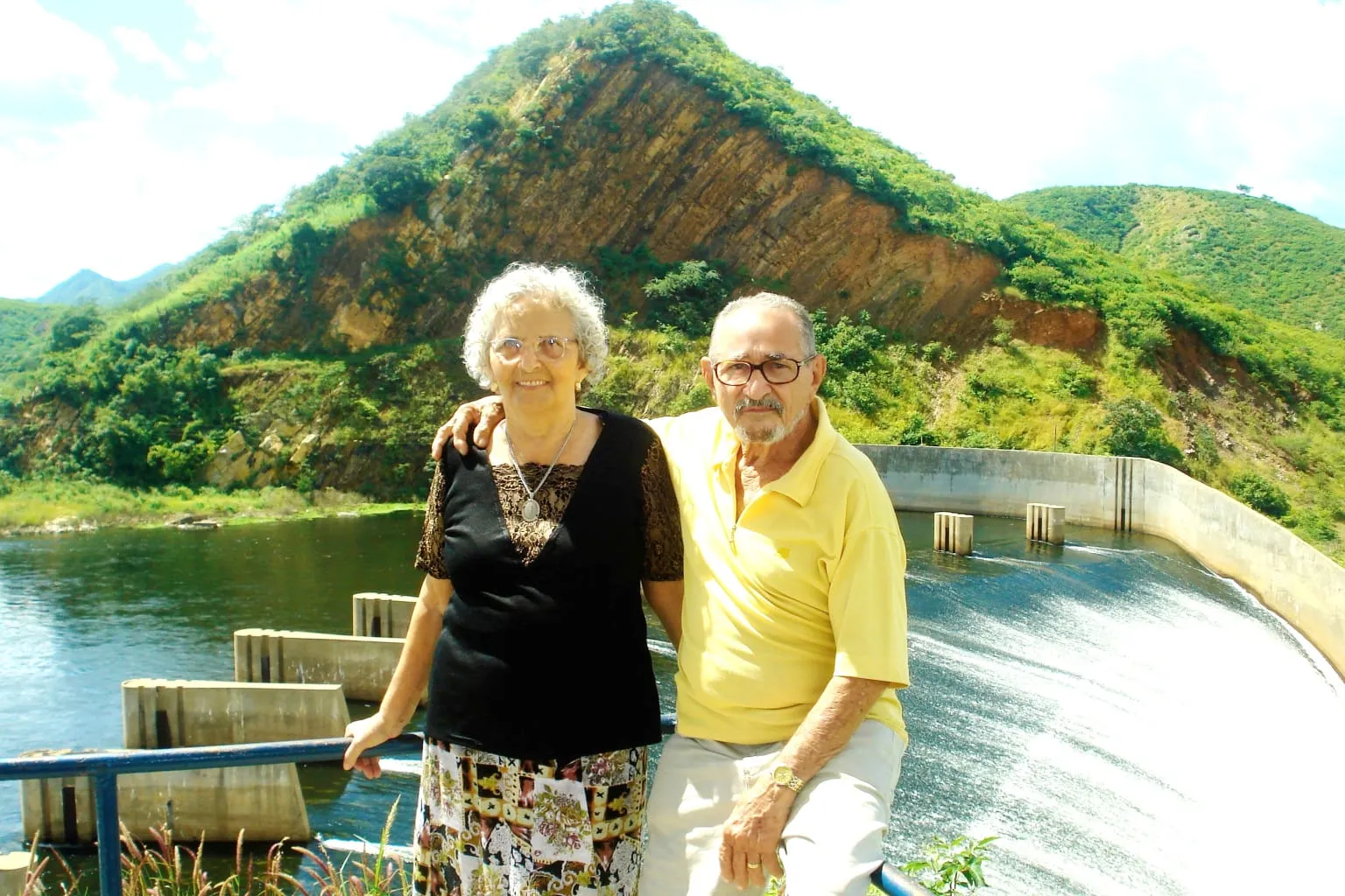 O casal no açude de Orós, cidade natal de Zuleide e onde viveram por mais de 60 anos até chegar em Fortaleza