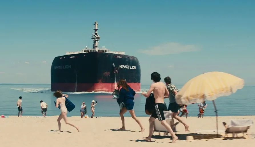 Acontecimentos bizarros, como um cargueiro invadindo uma praia, fazem parte de uma trama maior e mais perturbadora