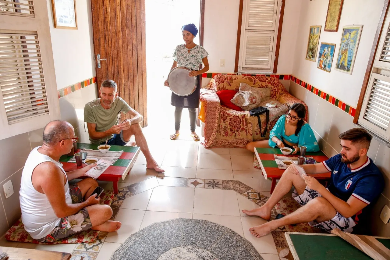 No salão do primeiro piso da casa, as mesas baixas e almofadas confortáveis possibilitam a experiência de almoçar ao nível do chão