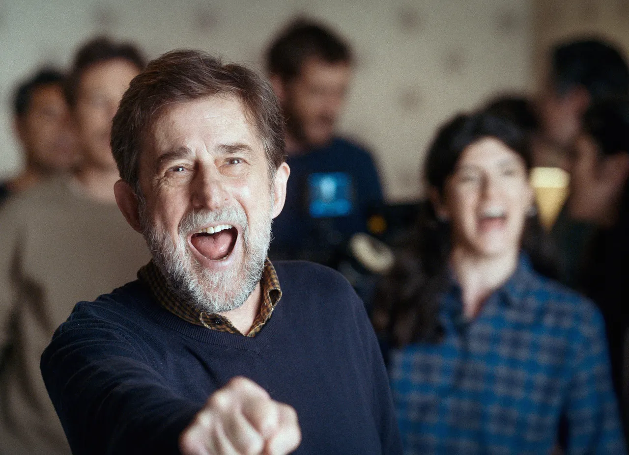 Na obra, Moretti interpreta Giovanni, um cineasta que enfrenta diferentes desafios para conseguir finalizar um novo longa-metragem