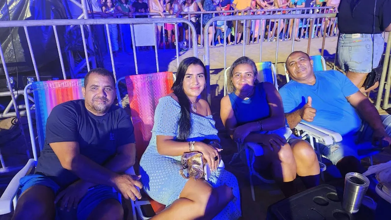Tatiane (segunda da esquerda para a direta) e a família garantiram seus lugares para ver o rei Roberto Carlos com cadeiras no Aterro da Praia de Iracema